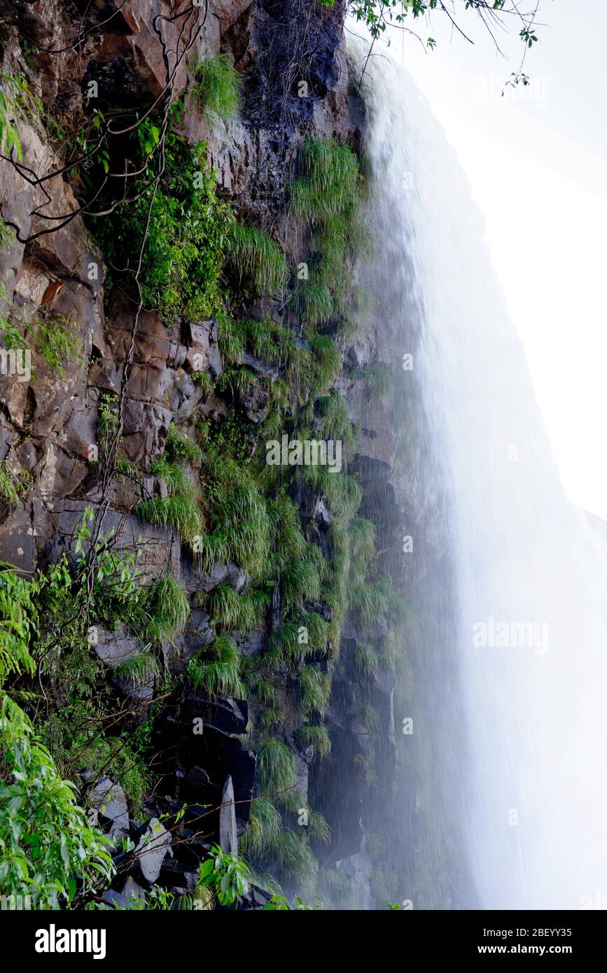 Nahaufnahme des Wassers, das über dem Wasserfall Devil's Throat bei den Iguacu Falls, Brasilien, sprudelt Stockfoto