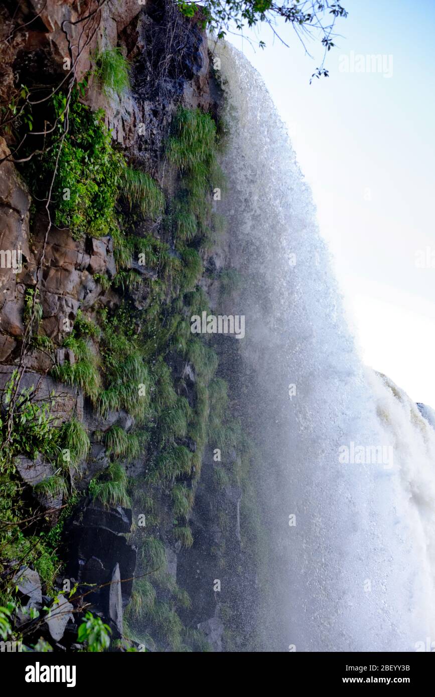 Nahaufnahme des Wassers, das über dem Wasserfall Devil's Throat bei den Iguacu Falls, Brasilien, sprudelt Stockfoto
