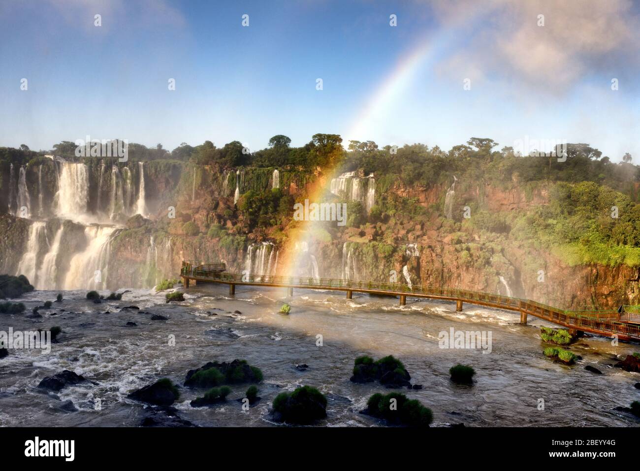 Regenbogen über den Devils Kehlenbeobachtungsplattform bei Iguacu Falls, Brasilien, Südamerika Stockfoto