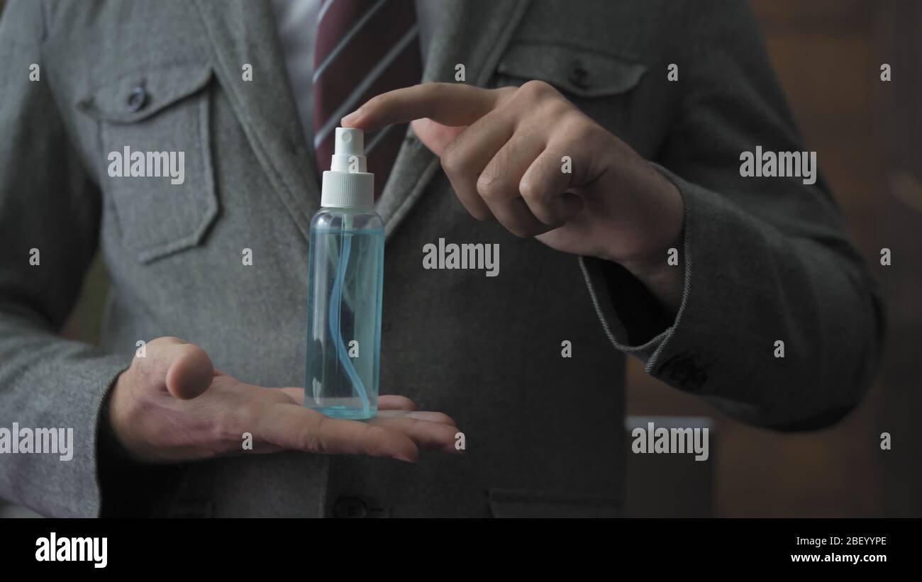 Desinfektionsspray für die Hände von Geschäftsreisenden Stockfoto