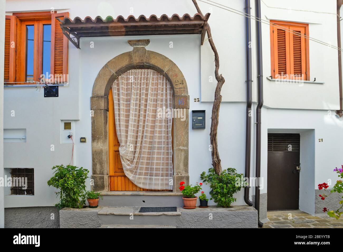 Die Eingangstür eines alten Hauses in einem Dorf in der Basilikata in Italien Stockfoto