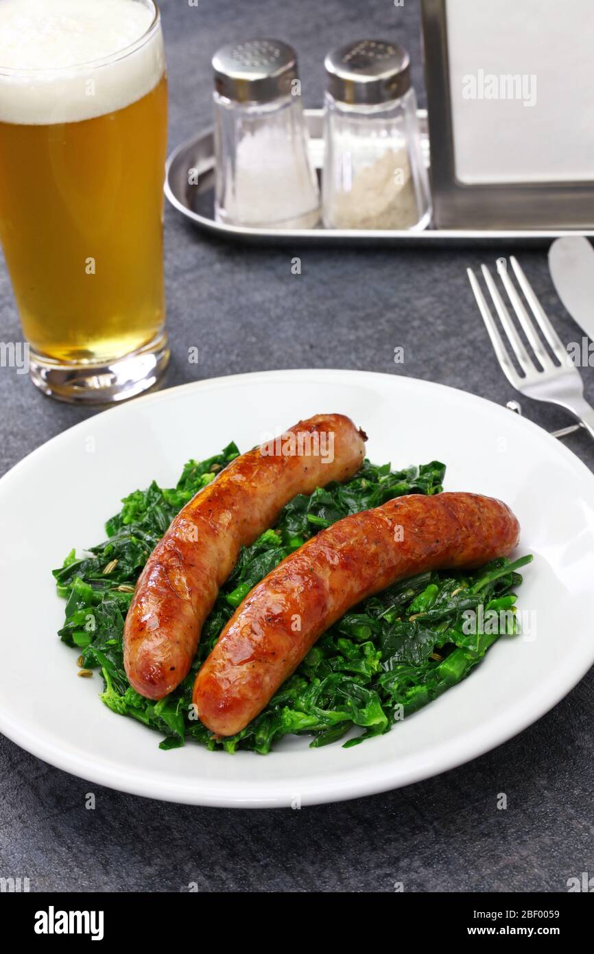 Salsiccia e cime di Rapa, Wurst und geschmorte Tunika Greens, süditalienische Küche Stockfoto