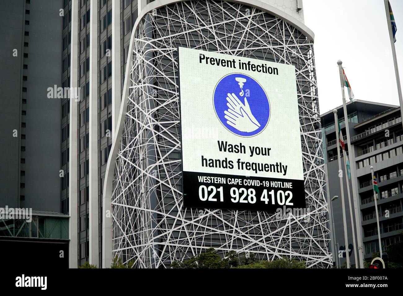 Kapstadt, Südafrika - 16. April 2020 : Händewasch-Schild auf einem Gebäude in einem Bürogebäude in Kapstadt, Südafrika Stockfoto