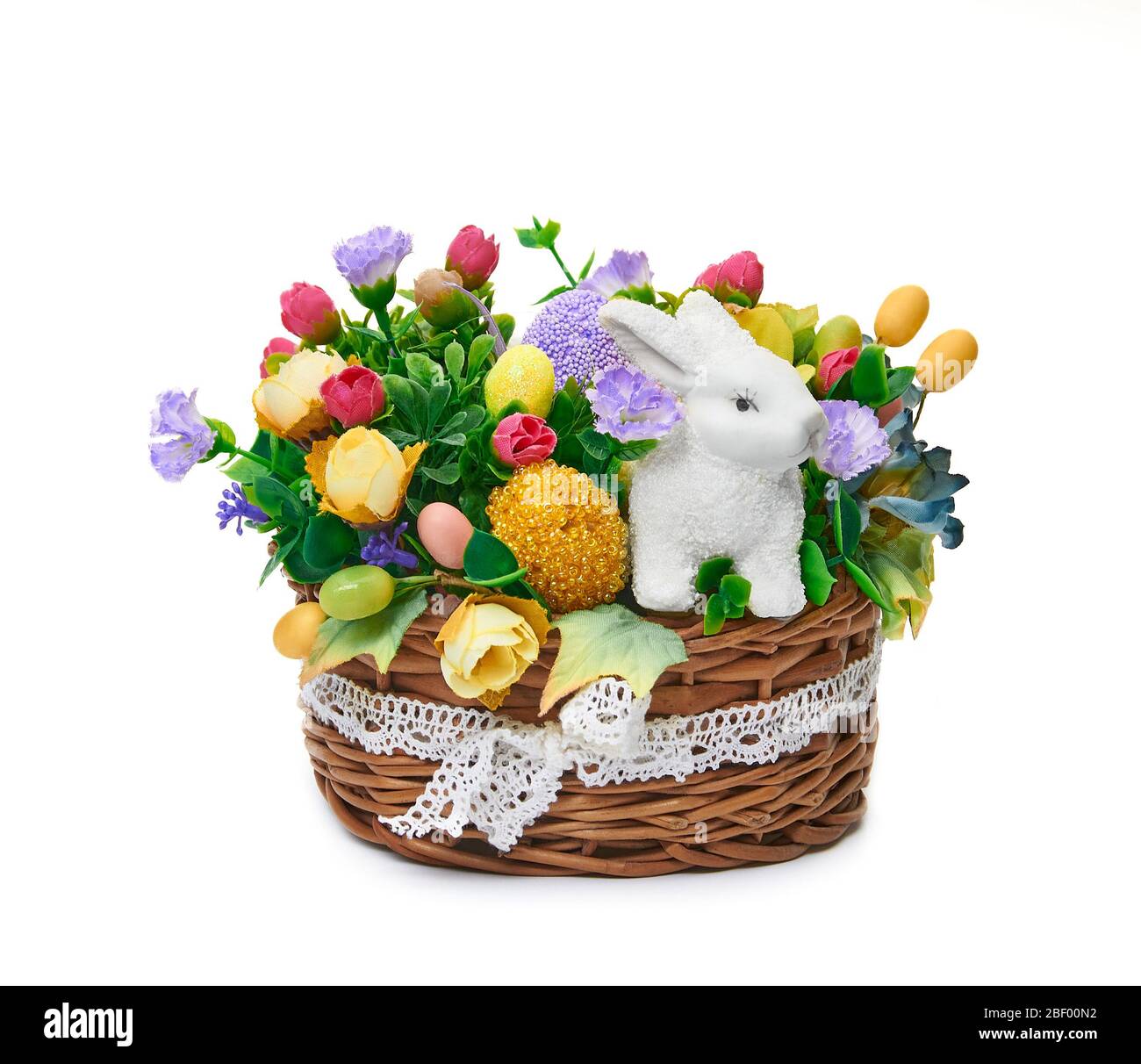 Osterkorb aus einer Blumenarrangement und ein Hase auf weißem Hintergrund Stockfoto