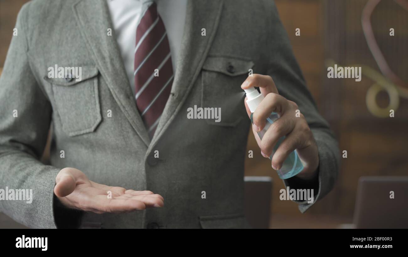 Nahaufnahme Der Männlichen Hände, Die Die Arbeit Mit Dem Desinfektionsspray Demonstrieren Stockfoto