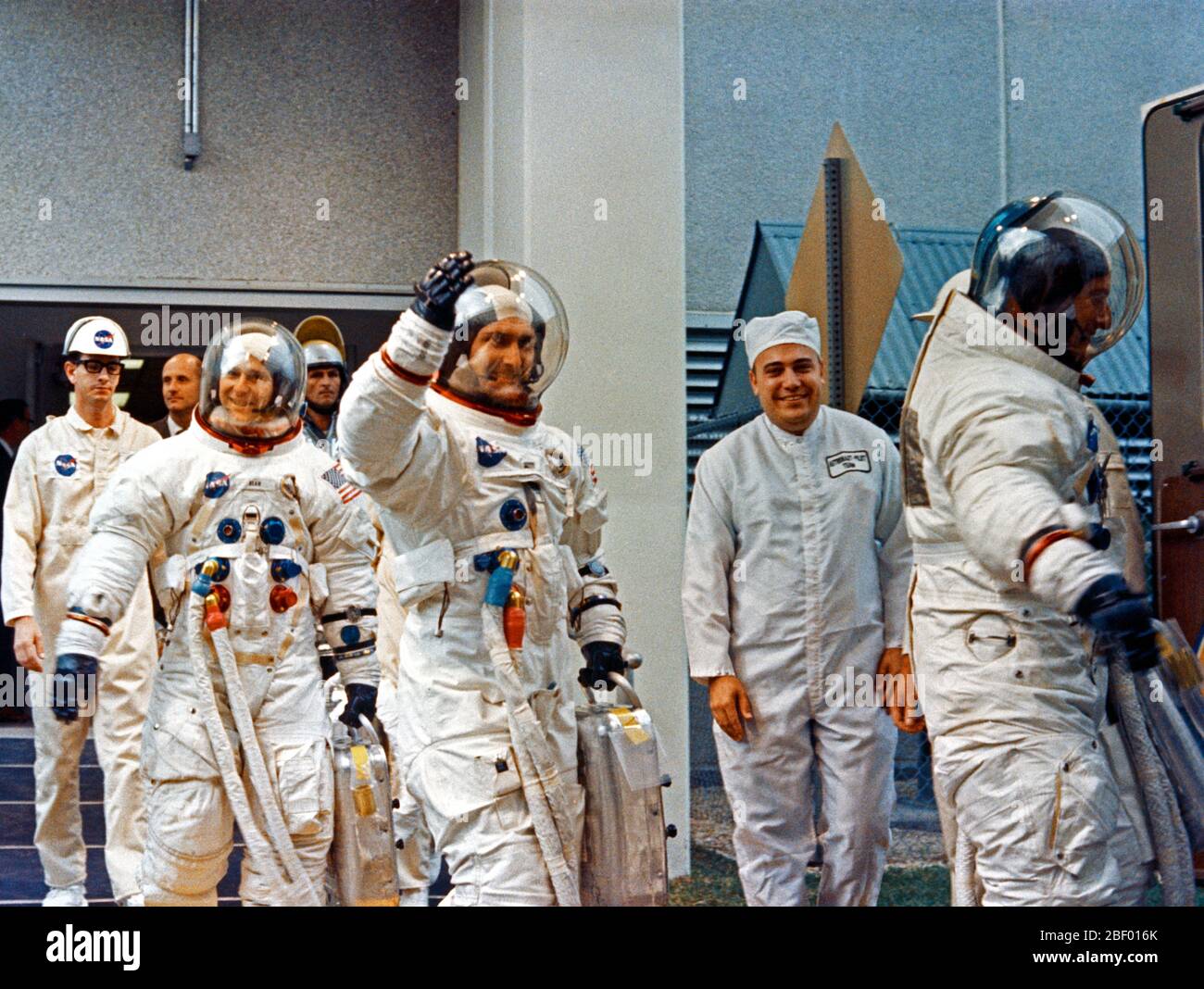Die drei Apollo 12 crew Männer verlassen das Kennedy Space Center (KSC) bemannte Raumfahrzeuge Betriebsgebäude (MSOB) während der Apollo 12 prelaunch Countdown. Führende ist Astronaut Charles Conrad jr., Commander; von den Astronauten Richard F. Gordon jr., Befehl Modul pilot folgte, und Alan L. Bean, Lunar Module Pilot. Stockfoto