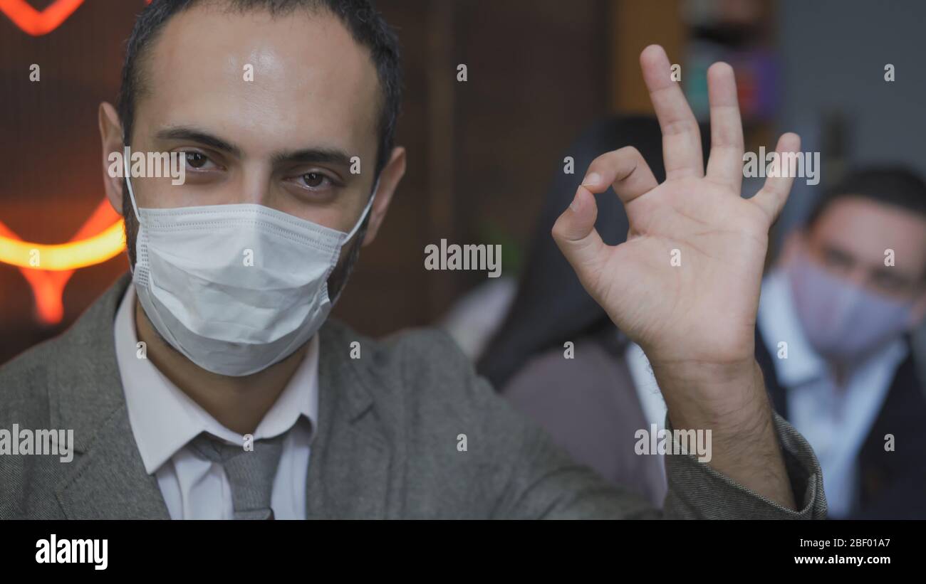 Geschäftsmann in Schutzmaske arbeitet während der Epidemie Stockfoto