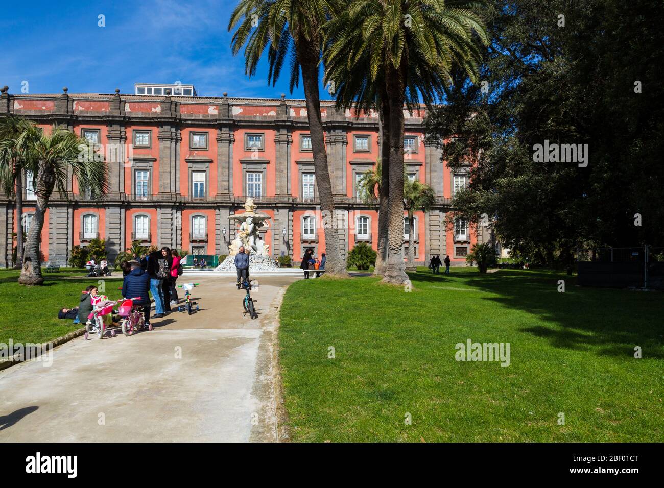 29. FEBRUAR 2020 - NEAPEL, ITALIEN - der Königspalast von Capodimonte ist ein großer Bourbon-Palast in Neapel, Italien Stockfoto