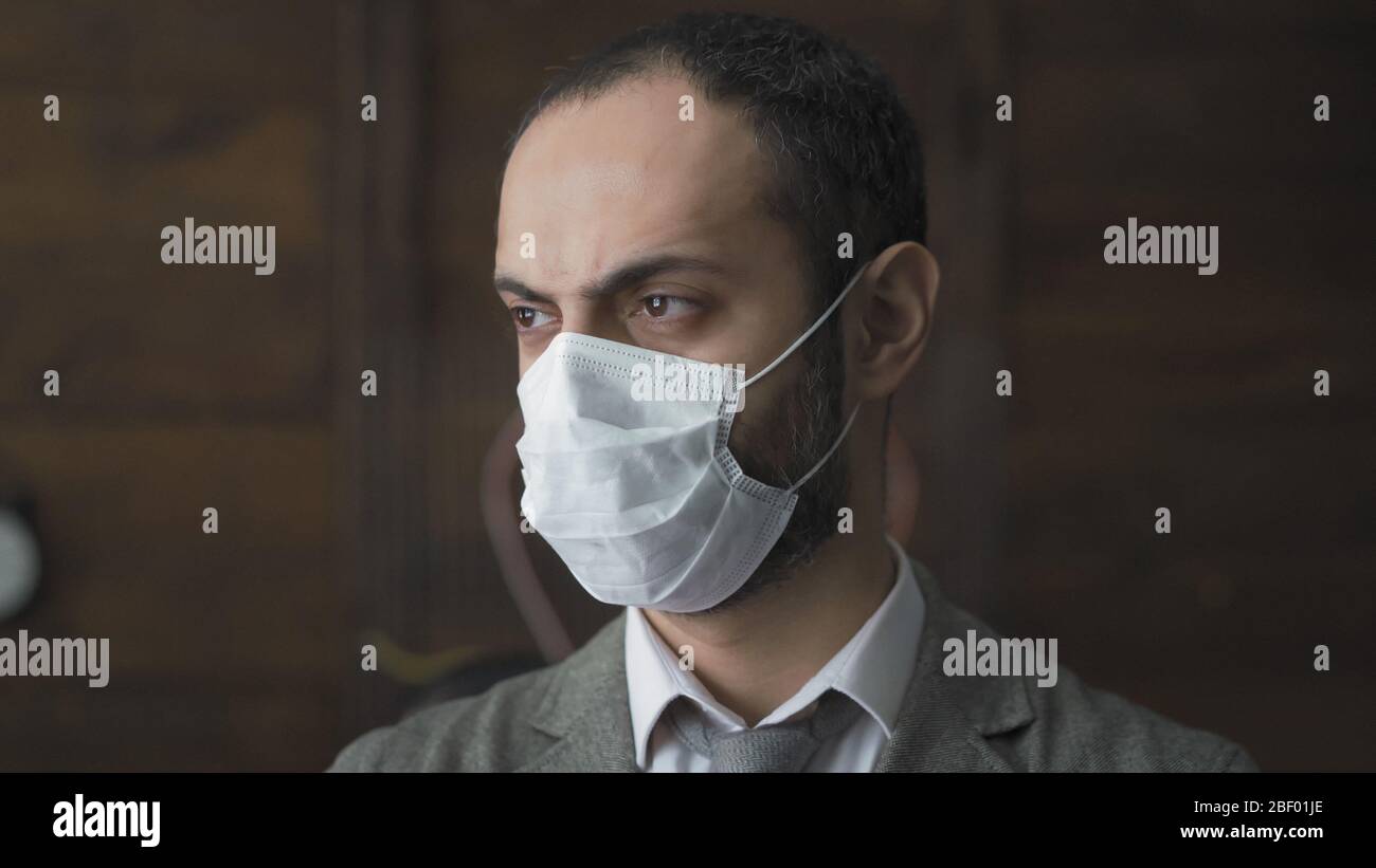 Geschäftsmann In Maske Ist Traurig In Isolation Durind Quarantäne Stockfoto