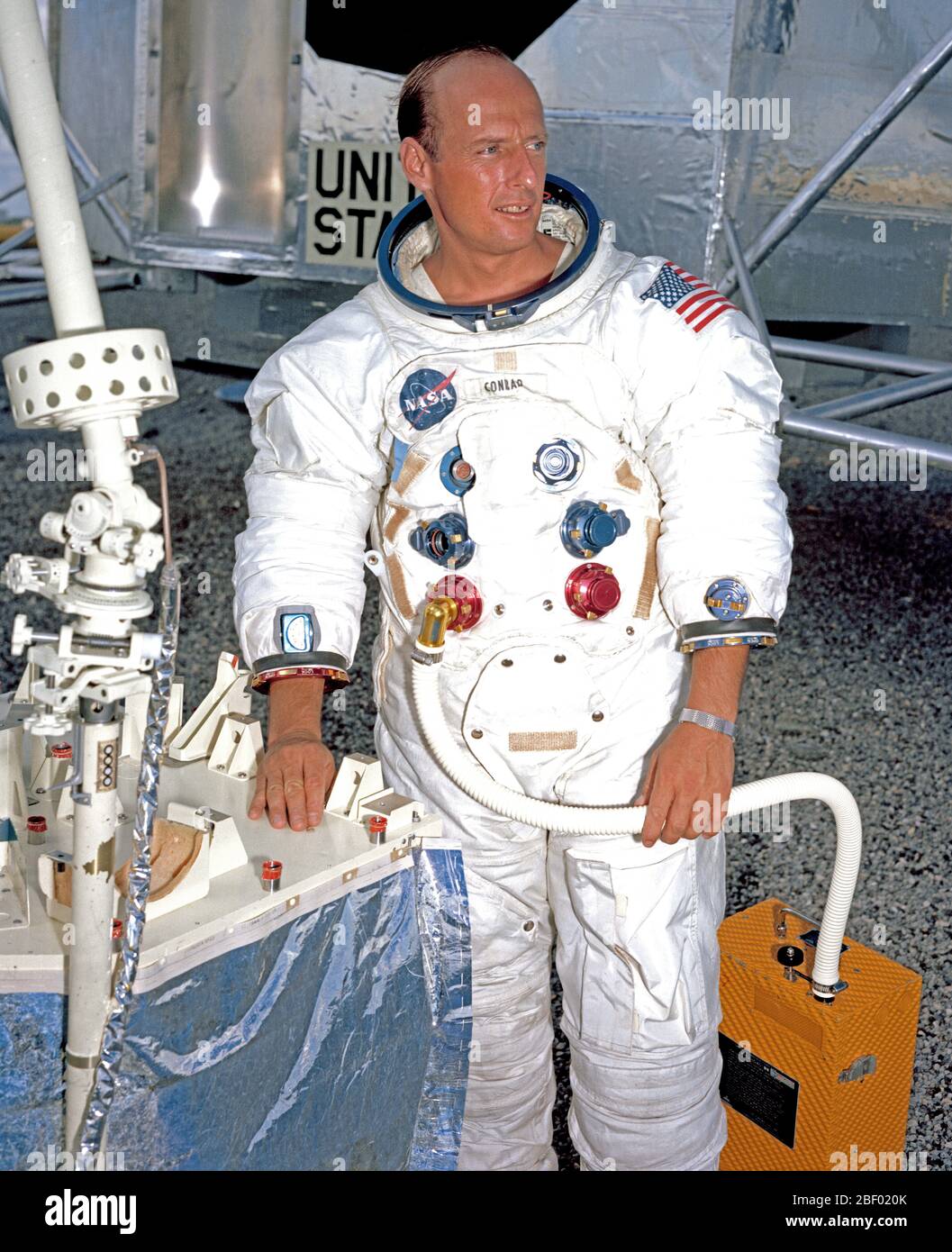 Portrait von Astronauten Charles Conrad jr., Prime crew Kommandant der Apollo 12 Mondlandung Mission, in seinem Raumanzug minus der Helm. Er ist draußen stehen neben einem Mock-up des Lunar Lander. Stockfoto