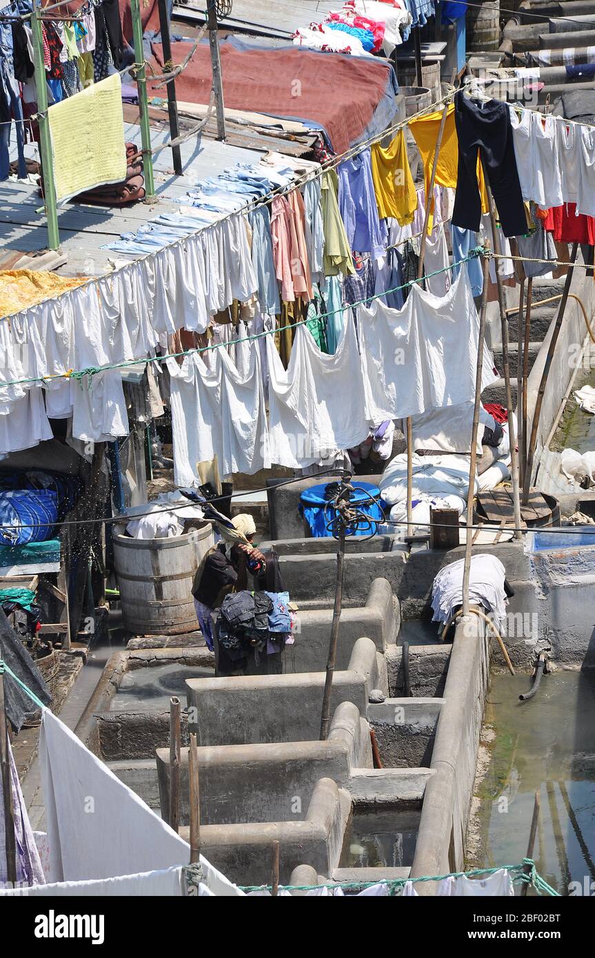 Mumbai, Indien-März 03,2013: Wäsche Dhobi Ghat in Mumbai waschen Menschen Kleidung auf einer Stadtstraße. Indiens größte Waschanlage. Stockfoto