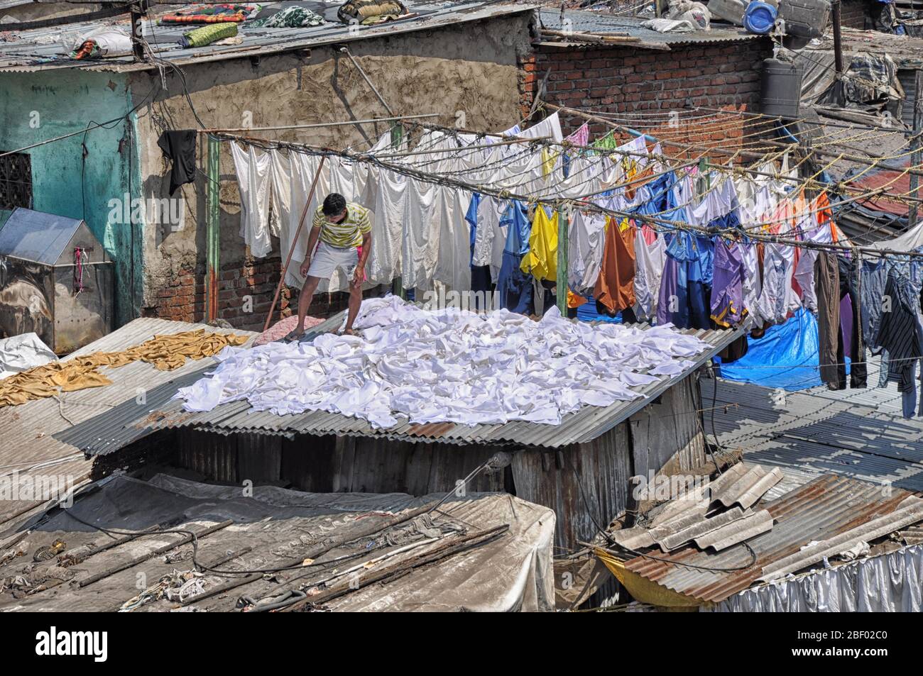 Mumbai, Indien-März 03,2013: Wäsche Dhobi Ghat in Mumbai waschen Menschen Kleidung auf einer Stadtstraße. Indiens größte Waschanlage. Stockfoto