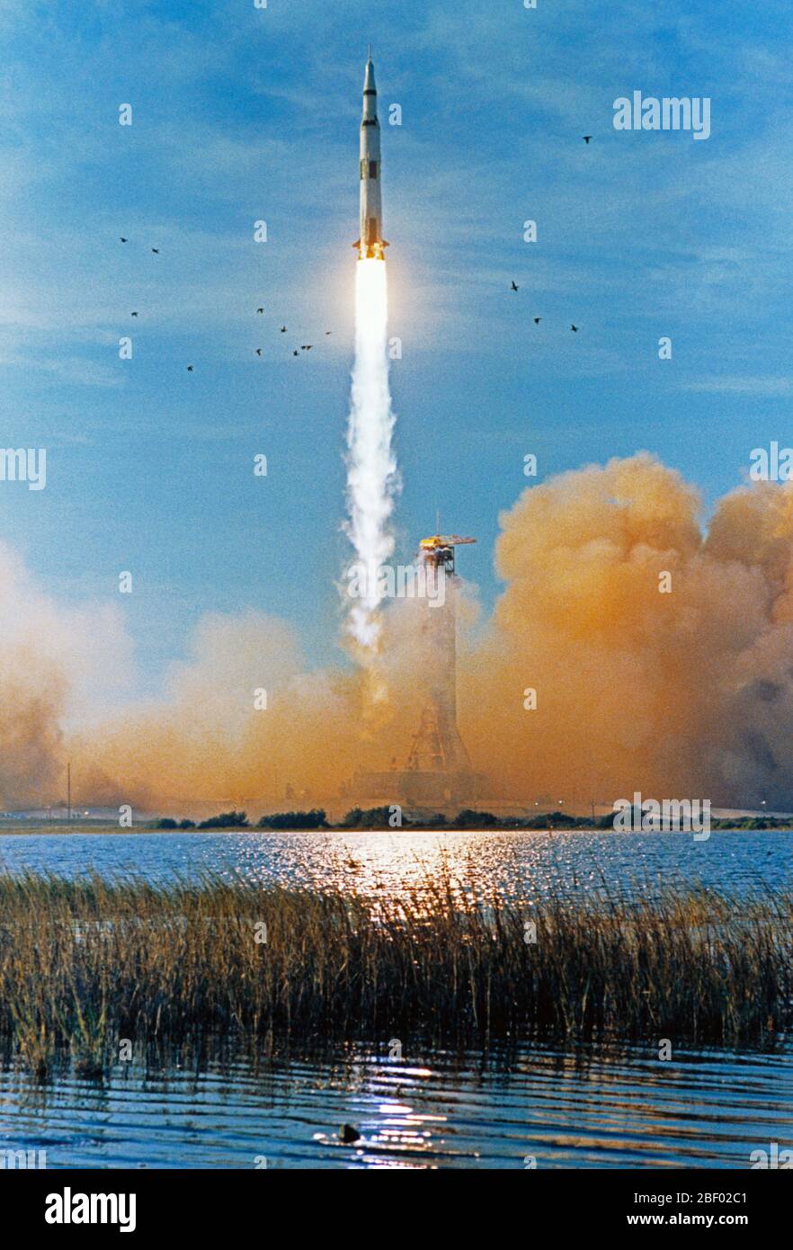 (21 Dezember 1968) - - - Der Apollo 8 (Sonde 103/Saturn 503) Raum Fahrzeug von Pad A, Launch Complex 39, Kennedy Space Center (KSC), um 7:51 Uhr (EST), Dez. 21, 1968 gestartet wird. Die Crew von Apollo 8 Lunar Orbit Mission Astronauten Frank Borman, Commander; James A. Lovell jr., Befehl Modul Pilot; und William A. Anders, Lunar Module Pilot. Apollo 8 ist das erste bemannte Saturn V starten. Stockfoto
