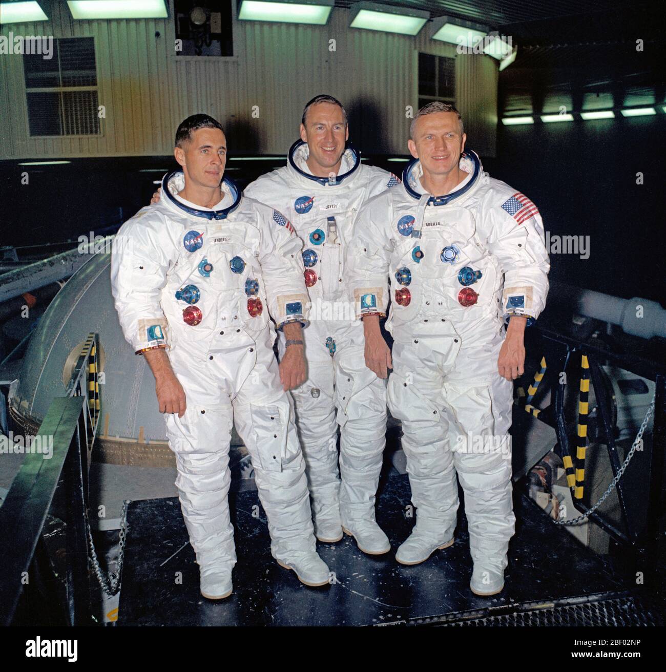 (1 Nov. 1968) - - - Die Crew von Apollo 8 Lunar Orbit Mission steht neben der Gondel in Gebäude 29 nach passend für Zentrifuge Ausbildung in Das bemannte Raumfahrzeug's Center (MSC) Flug Beschleunigung Facility (FAF). Zu Recht, sind Astronauten William A. Anders, Lunar Module pilot Links; James A. Lovell jr., Befehl Modul Pilot; und Frank Borman, Commander. Stockfoto