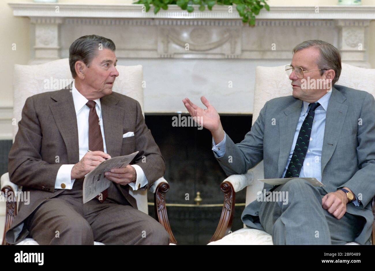 9/21/1988 Präsident Reagan Treffen mit Nicholas Brady im Oval Office Stockfoto