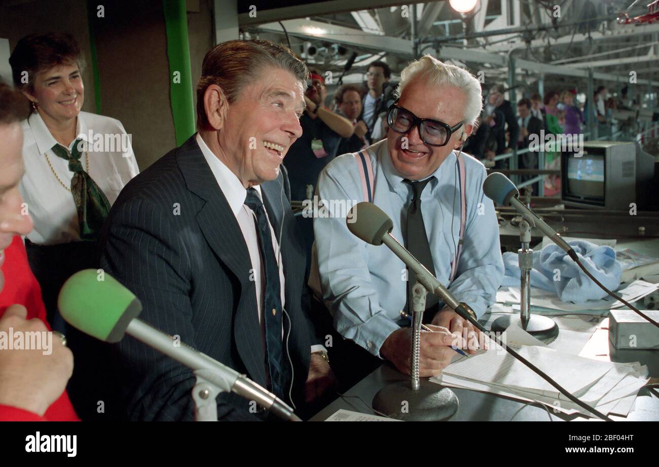 9/30/1988 Präsident Reagan in der Presse Box mit Harry Caray während der Chicago Cubs und Pittsburgh Pirates baseball spiel bei Wrigley Field in Chicago Stockfoto