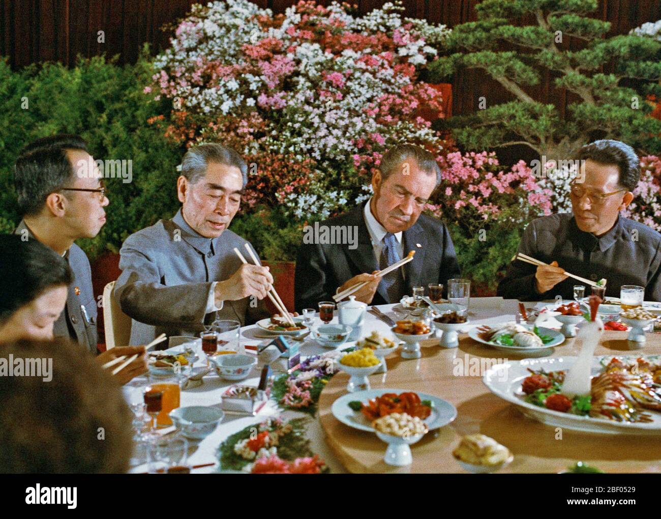 Präsident Nixon versucht mutig seine Stäbchen an einem Bankett in seiner Ehre gegeben, Stockfoto