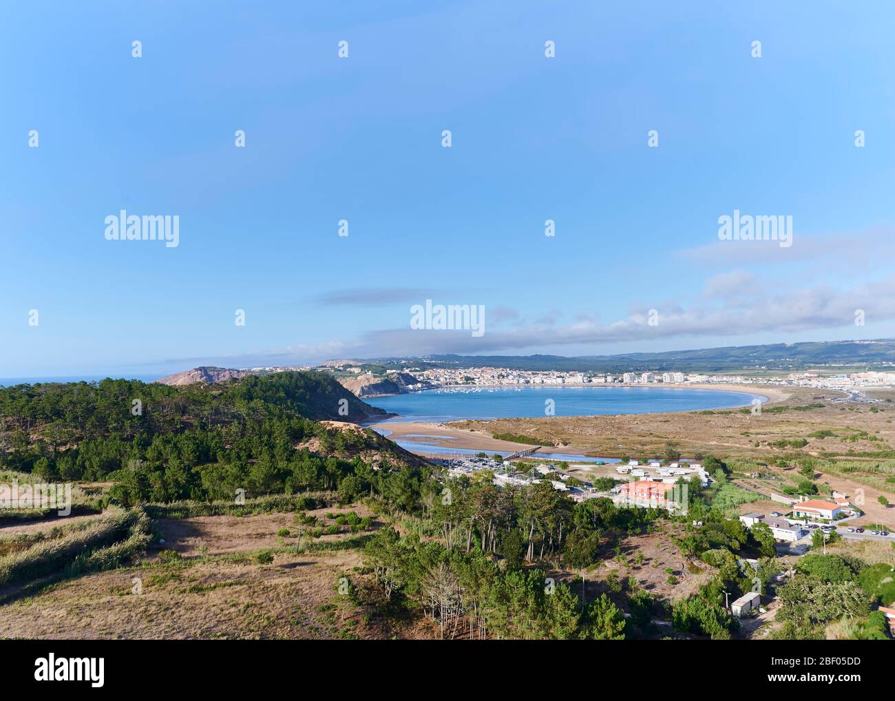 Blick über das Dorf und die Bucht von São Martinho do Porto Stockfoto
