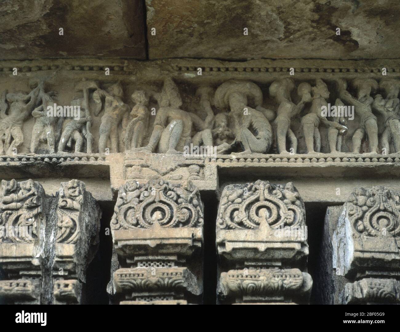 DET DE FRISO DECORADO CON RELIEVES DE FIGURAS HUMANAS. Lage: Templos. BHUBANESHWAR. Indien. Stockfoto