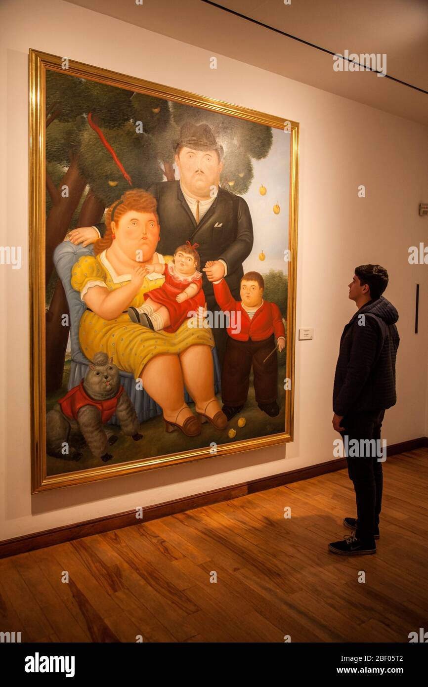 Zuschauer und Una Familia, EIN Familiengemälde von Botero im Botero Museum, auch bekannt als Museo Botero, Bogotá, Kolumbien, Südamerika. Stockfoto
