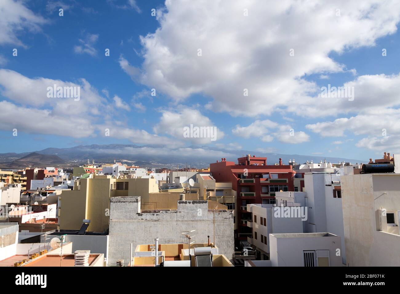 Atemberaubender Sonnenaufgang von den Dächern traditioneller Häuser in El Medano mit Vulkan Teide im Hintergrund, Teneriffa, Kanarische Inseln, Spanien Stockfoto