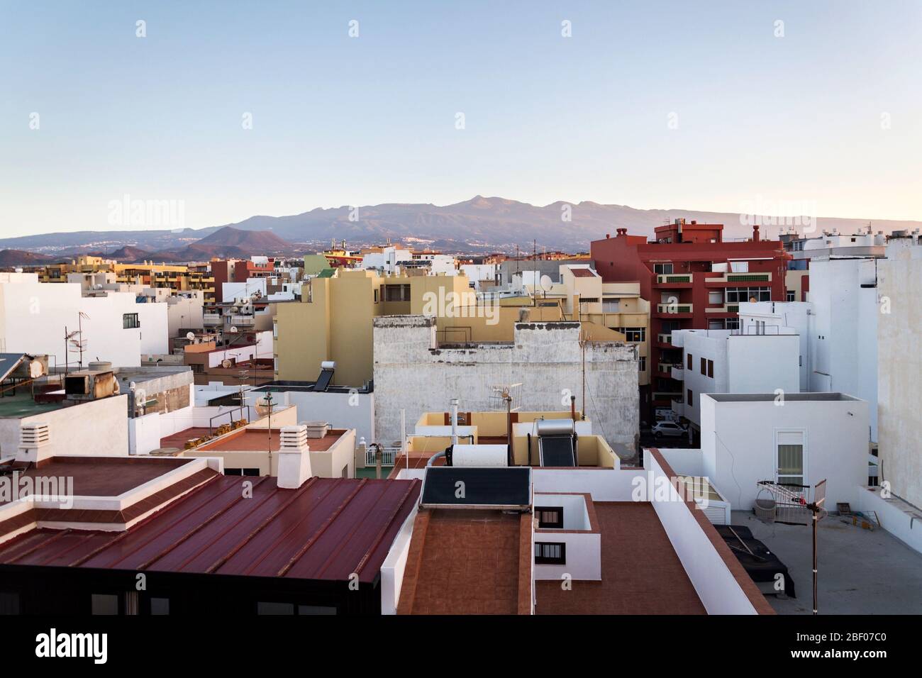 Atemberaubender Sonnenaufgang von den Dächern traditioneller Häuser in El Medano mit Vulkan Teide im Hintergrund, Teneriffa, Kanarische Inseln, Spanien Stockfoto