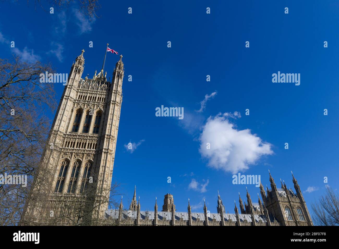 Eine Union Jack Flagge fliegen aus, der Victoria Tower, Palace of Westminster allgemein bekannt als die Houses of Parliament, die der Treffpunkt der ist Stockfoto