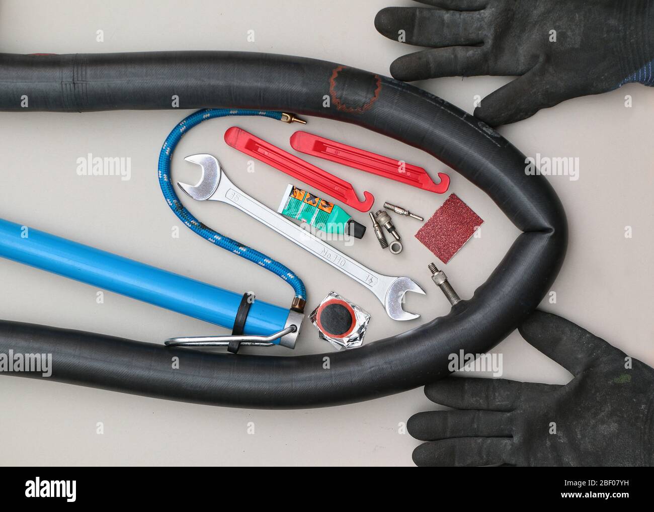 Eine Sammlung von Fahrrad Reifen Reparatur Service Ausrüstung Stockfoto