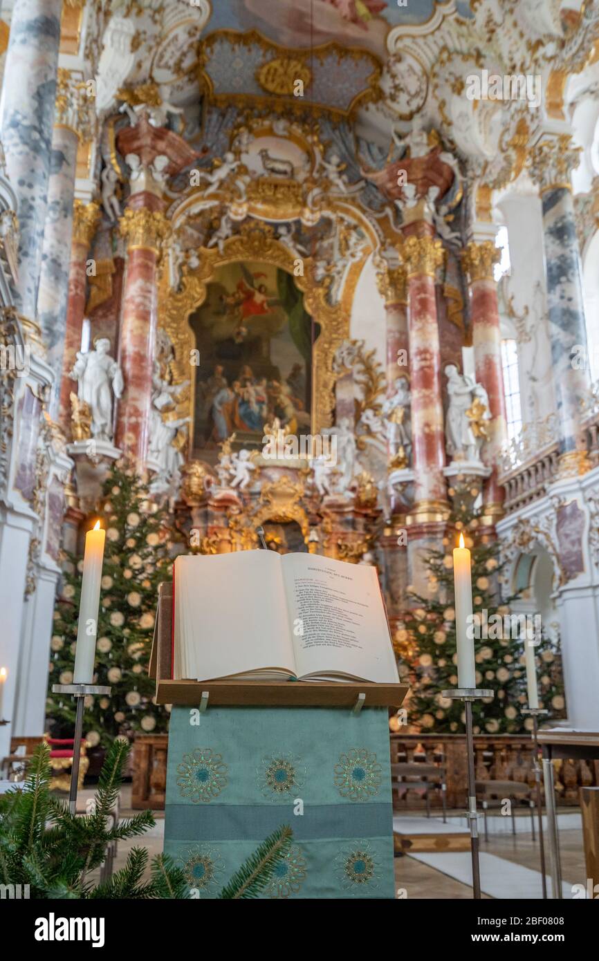 1. Feb 2020 - Steingaden, Deutschland: Heilige bibel auf Podium vor dem Altar in der Wallfahrtskirche wies Wieskirche Stockfoto