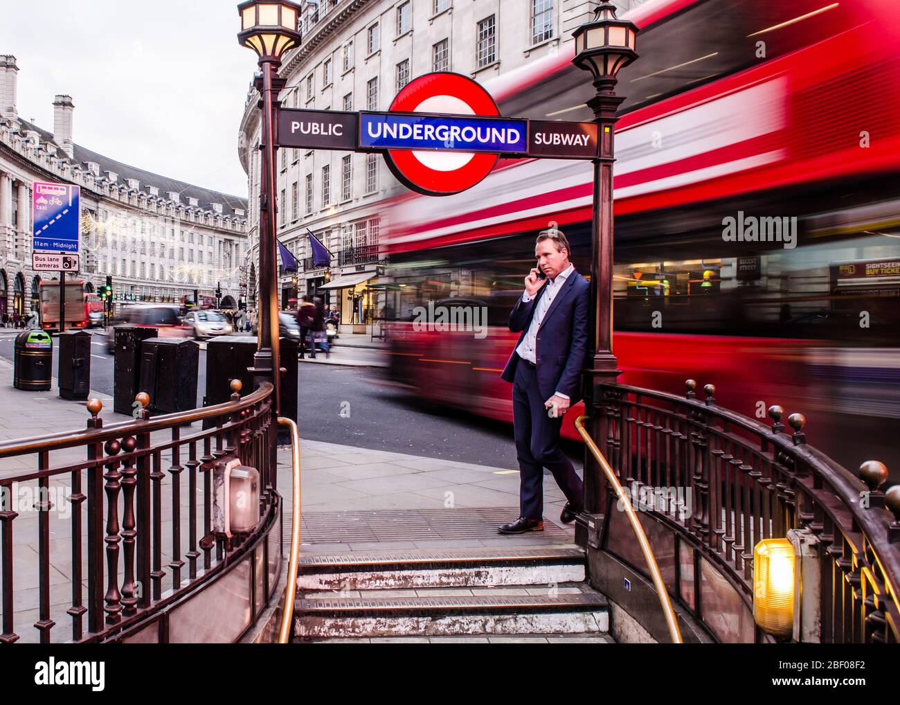 LONDON - Regent Street und Piccadilly Circus U-Bahn-Station, eine Wahrzeichen Straße und weltberühmte Shopping-Destination Stockfoto