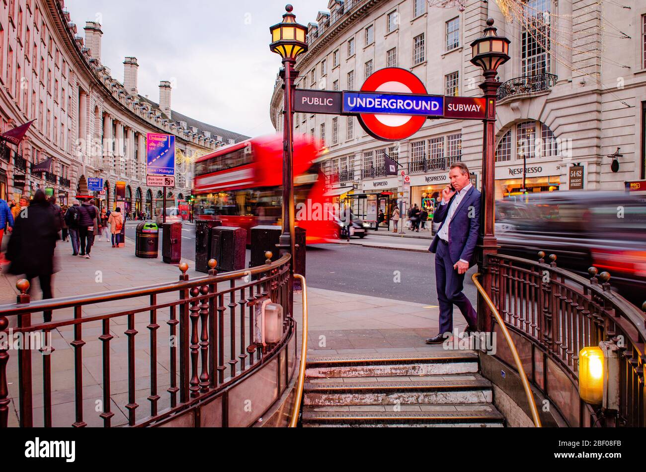 LONDON - Regent Street und Piccadilly Circus U-Bahn-Station, eine Wahrzeichen Straße und weltberühmte Shopping-Destination Stockfoto