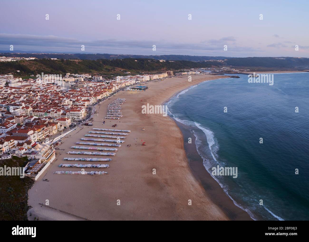 Blick am Ende des Tages über die Stadt und den Strand von Nazaré Stockfoto