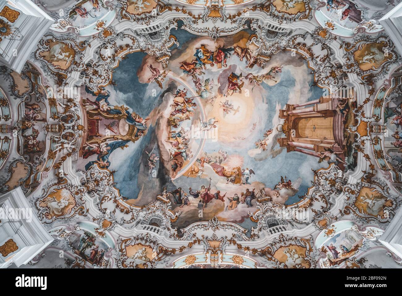 Feb 1 - Steingaden, Deutschland: Rokoko-Kuppel Fresquo-Decke mit Trompe-l'oeil in der Wallfahrtskirche wies, Wieskirche Stockfoto