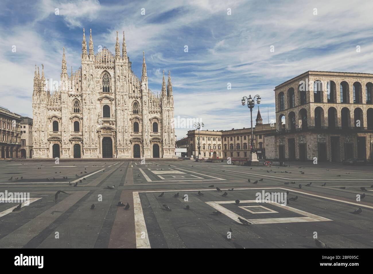 Die gotische Domfassade in Mailand, Italien an einem schönen Frühlingstag. Leerer Duomo Platz. Blauer Himmel mit verstreuten weichen Wolken. Vintage-Look Stockfoto