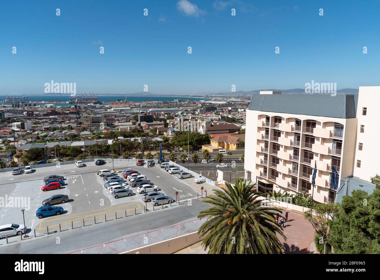 Kapstadt, Südafrika. 2019. Hotel und Parkplatz mit Blick auf die Wohnanlage und den Hafen von Kapstadt Stockfoto