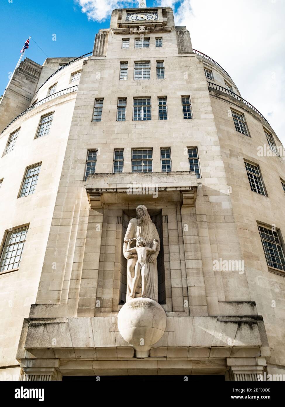 LONDON - EINE umstrittene Statue des Bildhauers Eric Gill im BBC-Hauptquartier am Portland Place im Londoner West End Stockfoto