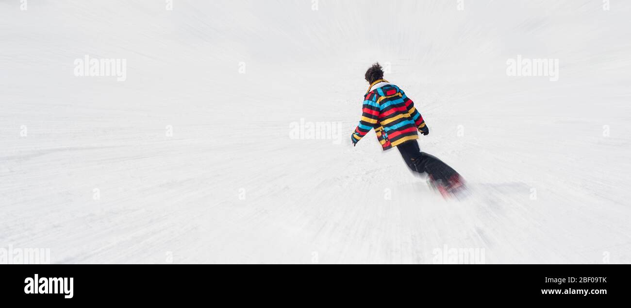 Geschwindigkeitsgefühl. Effekt für schnelle Bewegungen. Freeride Snowboarder fährt sein Board auf dem Berg. Wintersaison. Platz für Text Stockfoto