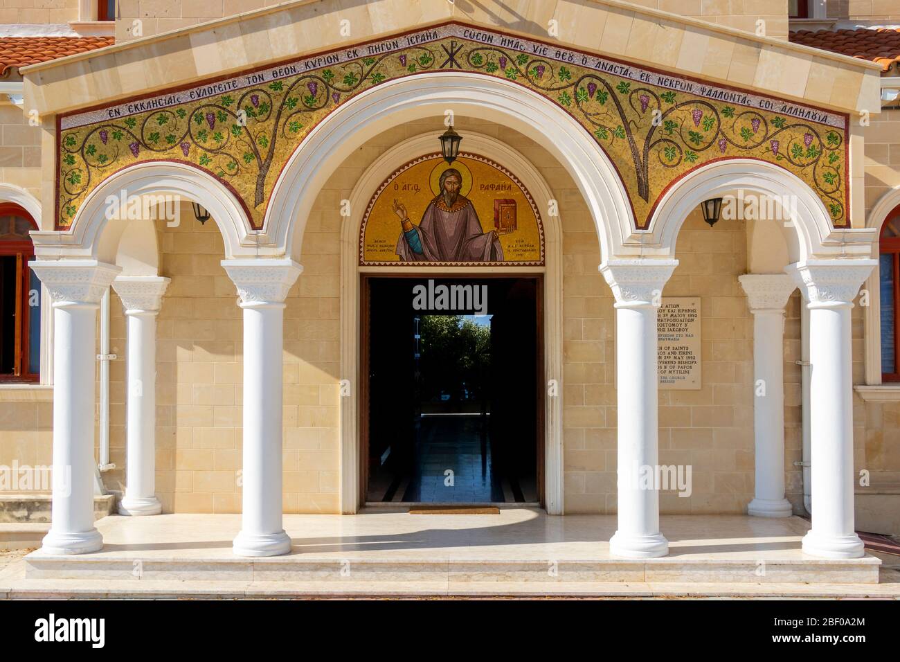 Eingang zur Agios Raphael Kirche in Zypern bei Tag fotografiert Stockfoto