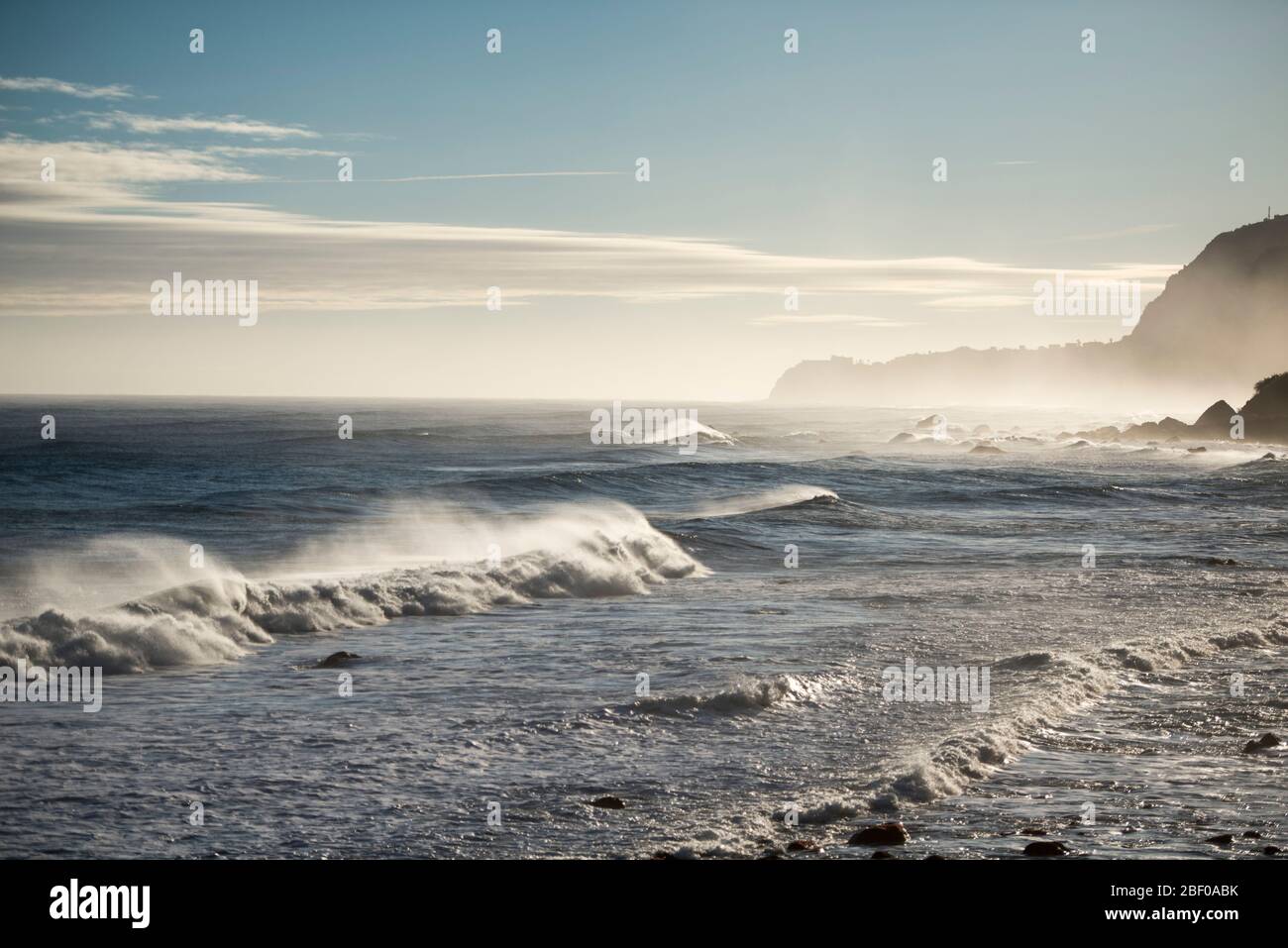 Wellen und Wind an der Küste zwischen Porto Moniz und Ribeira da janela auf der Insel Madeira im Atlantischen Ozean von Portugal. Madeira, Po Stockfoto