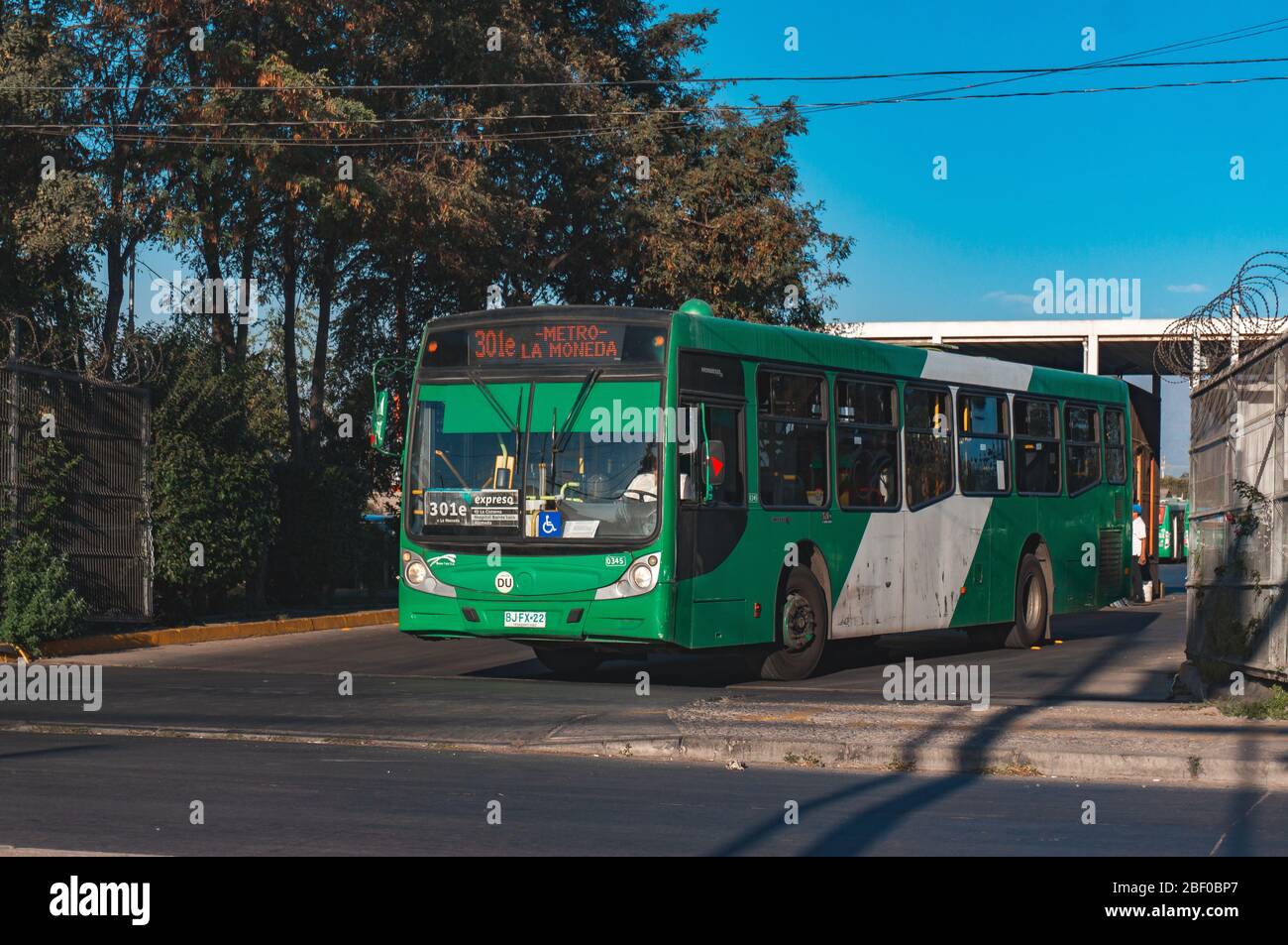 SANTIAGO, CHILE - MÄRZ 2017: Ein Transitago-Bus in Santiago Stockfoto