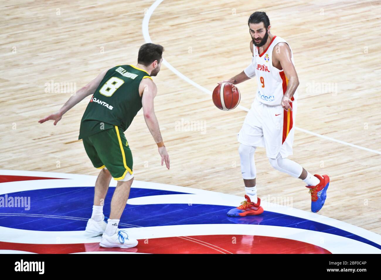 Ricky Rubio (Spanien) gegen Matthew Dellavedova (Australien). Basketball-Weltmeisterschaft China 2019, Halbfinale Stockfoto