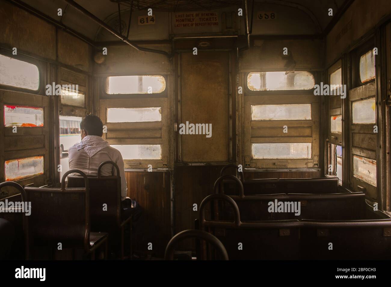 Ein Mann, der in einer Straßenbahn in Kalkutta, Indien sitzt Stockfoto