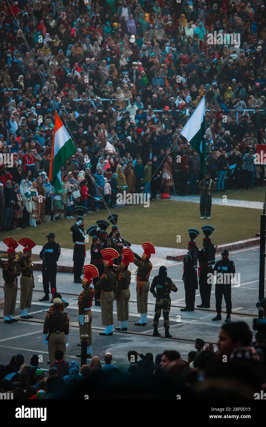 Indische Armee & Pakistan Armee wechselnde Flaggen an der Wagha Grenze, Amritsar. Stockfoto