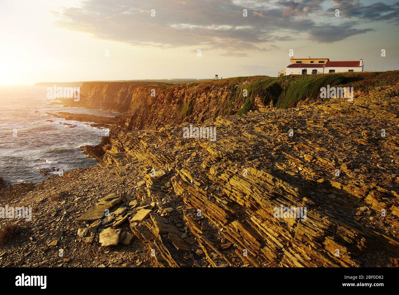 Haus in der Klippe an der Atlantikküste in der Region Alentejo in Portugal Stockfoto