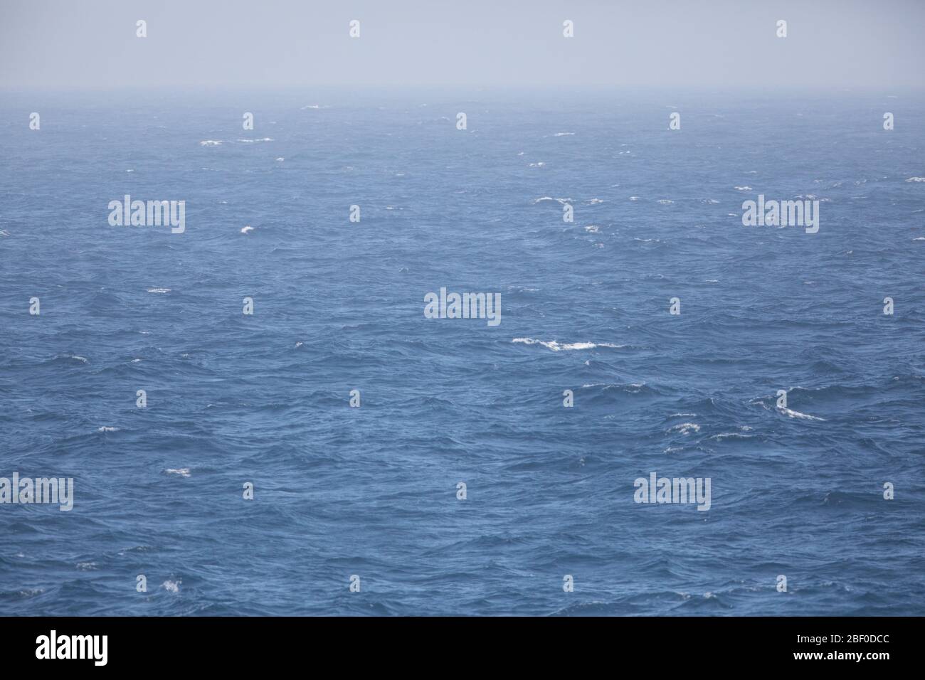 Diese nebelige Meereslandschaft ist in den Wellen des Indischen Ozeans im mächtigen Agulhas-Strom vor der Küste Südafrikas. Stockfoto