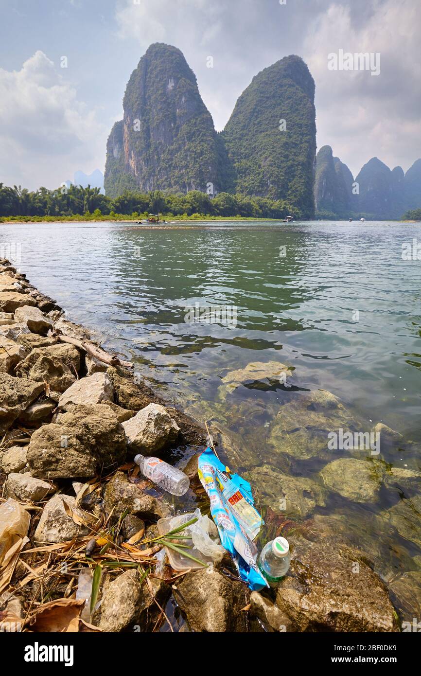 Xingping, China - 18. September 2017: Plastikmüll am Ufer des Li Flusses, einer der beliebtesten Touristenattraktionen Chinas. Stockfoto