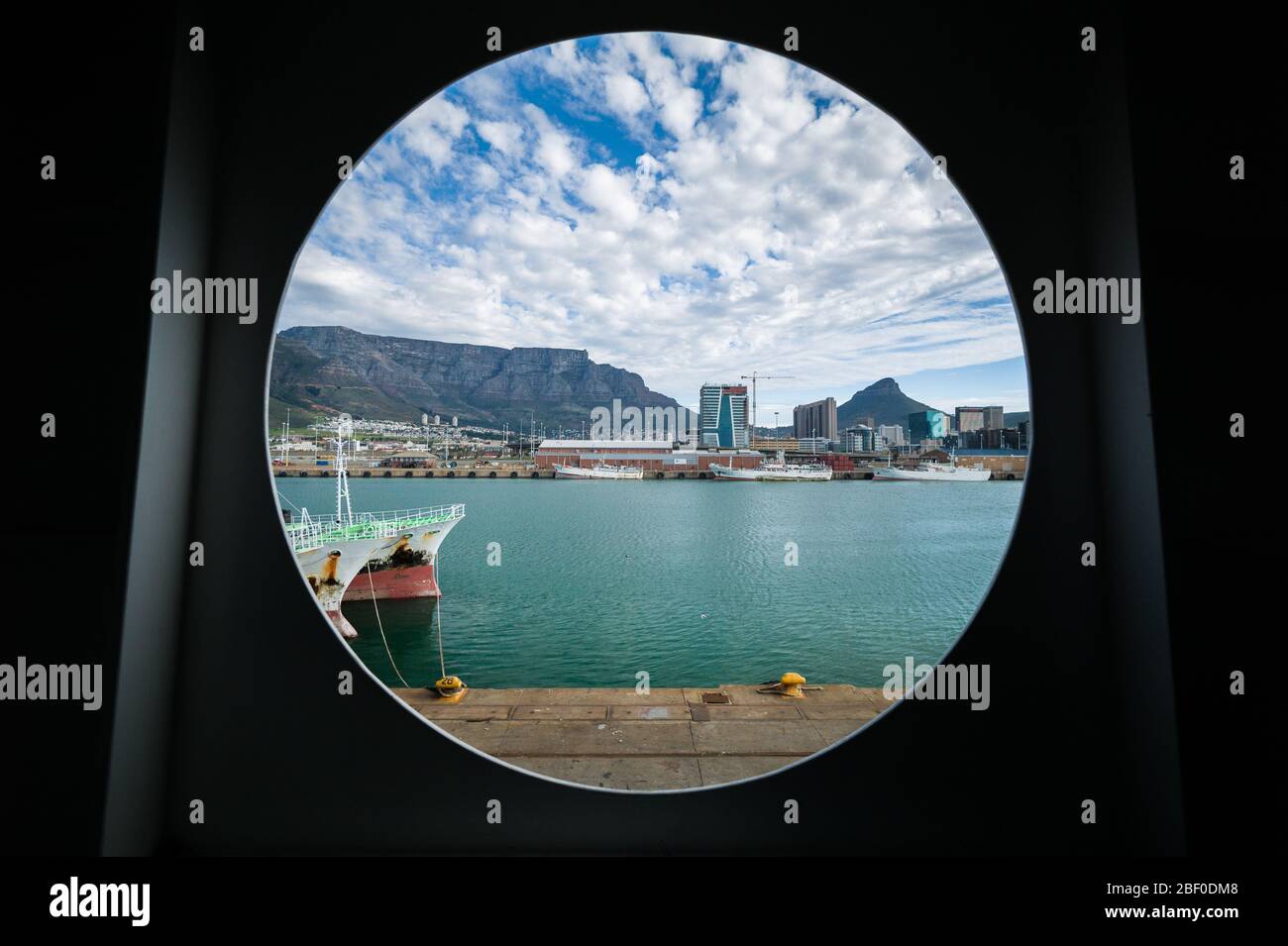 Der Hafen von Kapstadt ist ein lebhafter Hafen entlang einer der belebtesten Handelsrouten der Welt und gehört zu den malerischsten. Stockfoto