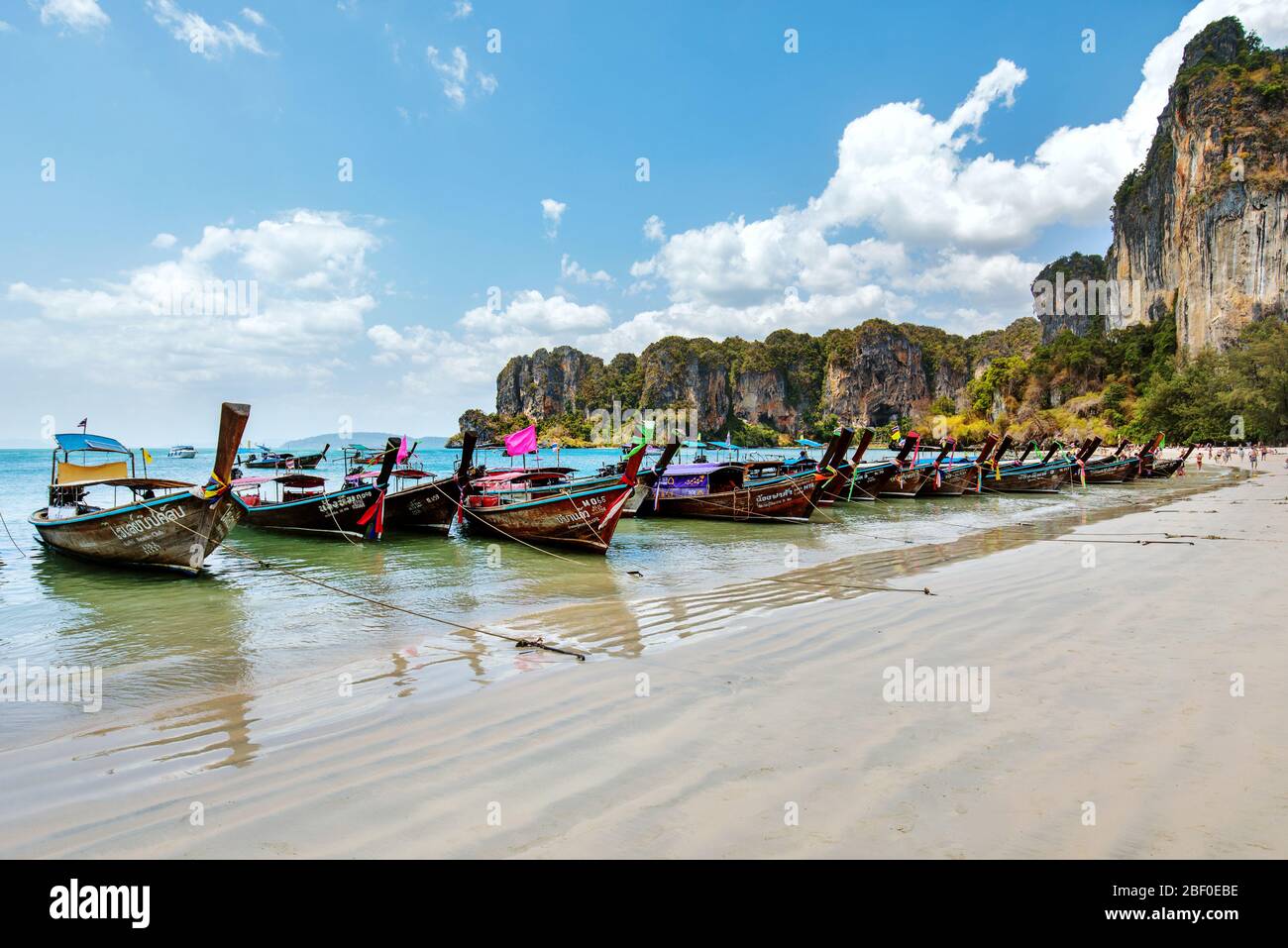 Schöner weißer Sandstrand mit blauem Wasser, Railay Beach in der Provinz Krabi. Ao Nang, Thailand. Stockfoto