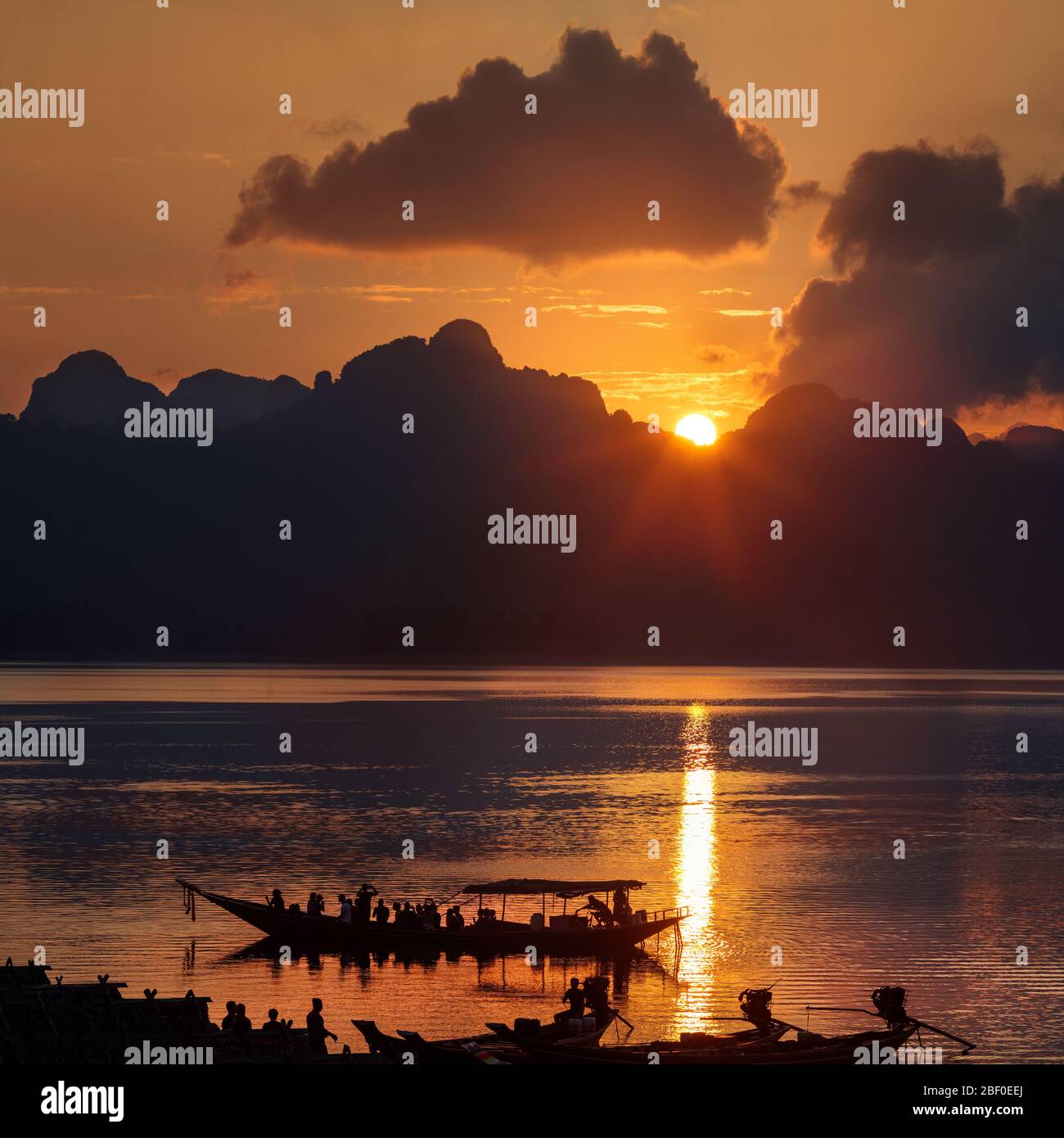 Sonnenaufgang im Khao Sok Nationalpark, Thailand. Stockfoto