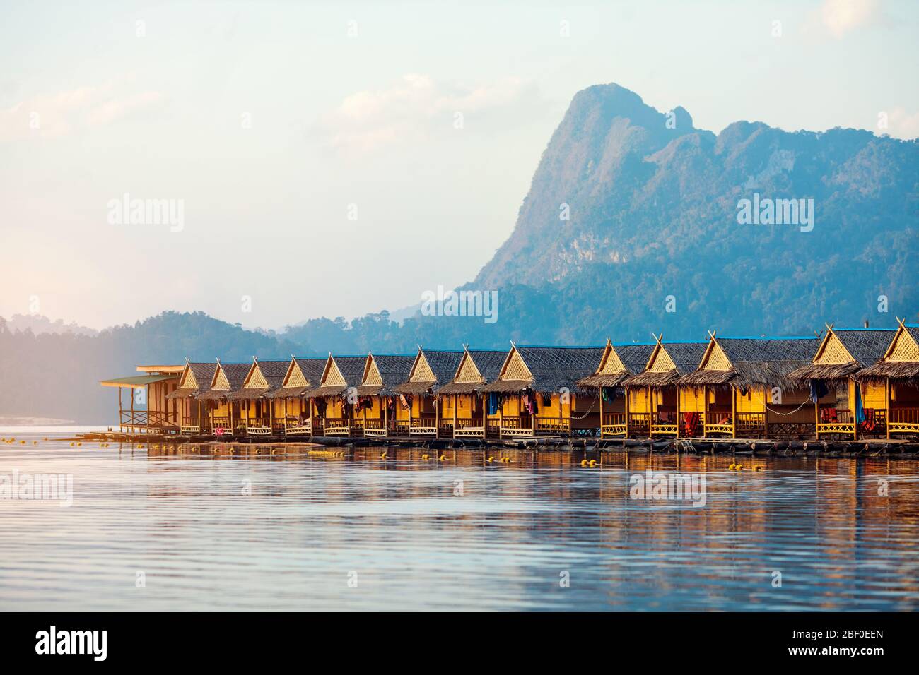 Schwimmende Bungalows im Khao Sok Nationalpark mit Cheow Lan See und Bergen bei Sonnenaufgang, Thailand. Stockfoto